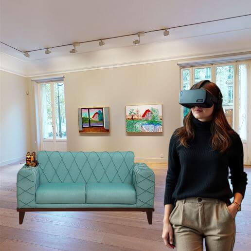 Jeune femme brune visitant une exposition en réalité virtuelle de David Hockney