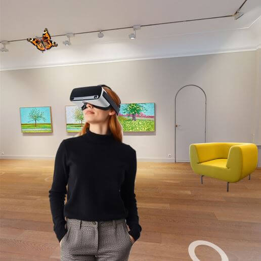 Jeune femme rousse visitant une exposition en réalité virtuelle de David Hockney